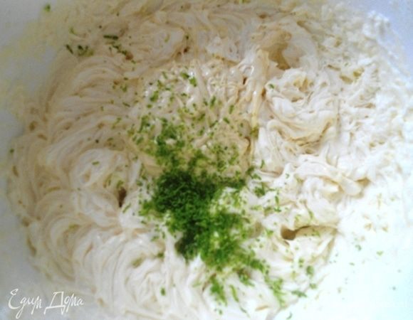 К сырной массе добавить растопленный шоколад и цедру лаймов, которую мы предварительно сняли.