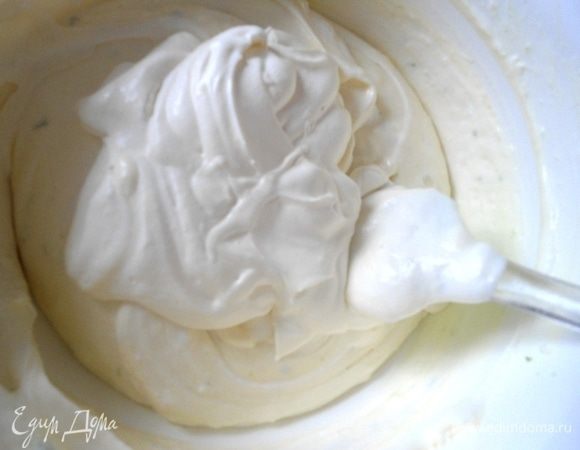 Теперь убираем миксер. Добавить к массе взбитые сливки и аккуратно лопаткой перемешать снизу-вверх, до однородного состояния начинки.