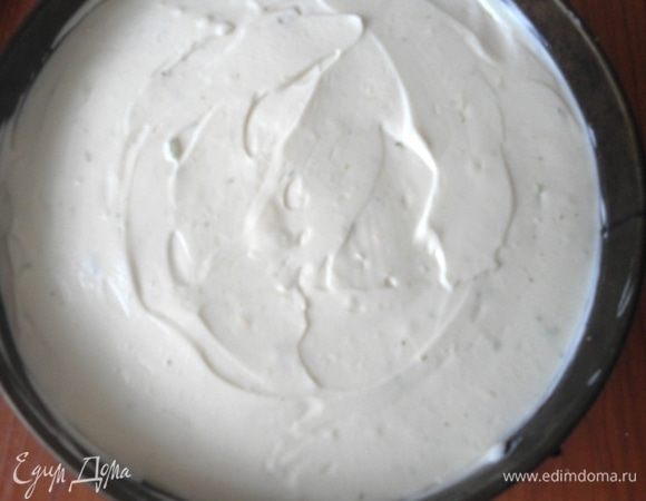 Достать основу из морозилки, поместить на нее начинку, разровнять. Можно разок стукнуть по столу, чтоб ушел лишний воздух. Накрыть форму пленкой и убрать в холодильник минимум на 6 часов.