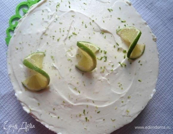 Снять пленку, убрать бортики и украсить чизкейк по желанию цедрой и кусочками лайма.