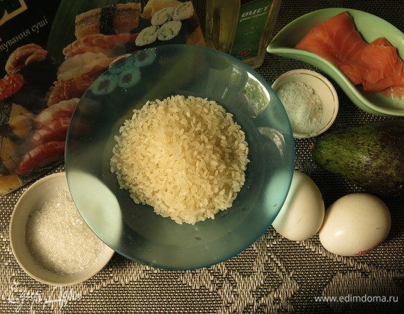 Подготовим все по списку ингредиентов. Листики цветка — авокадо, можно заменить и на огурец, будет менее калорийно и также свежо.