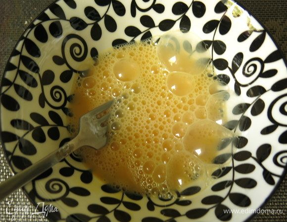 Немного смешиваем яйца.