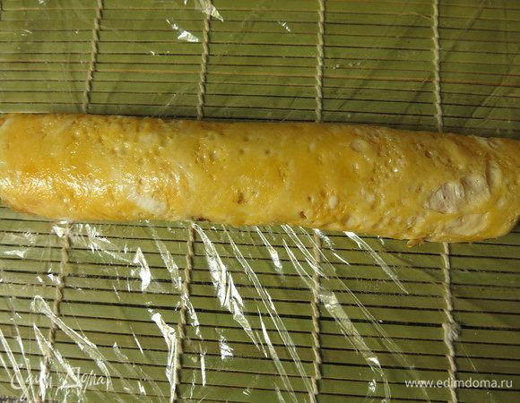 Сворачиваем омлет.