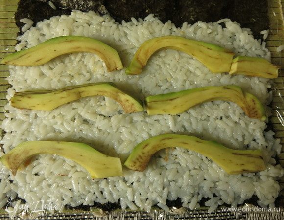 На рис кладем кусочки авокадо.