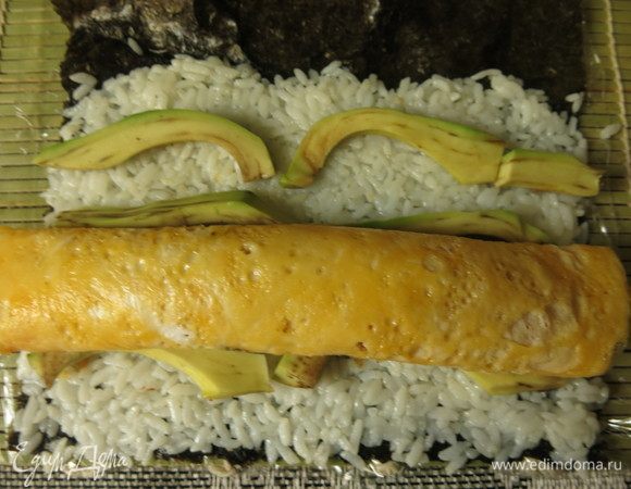 Омлет кладем на рис с авокадо.