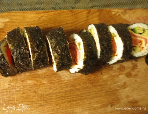 Скручиваем ролл и нарезаем на 8 кусочков. Аналогично поступаем со вторым листом нори. Приятного аппетита!