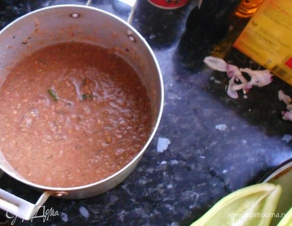 Пока варятся шампиньоны (любые грибы по вкусу) грамм 300-400, режем 1 луковицу, 3 помидора, 3 дольки чеснока, сыр и зелень, как умеем мелко. Вбиваем 6 яиц, сыплем соль и аджику (или острый перец) по вкусу и взбиваем погружным блендером.