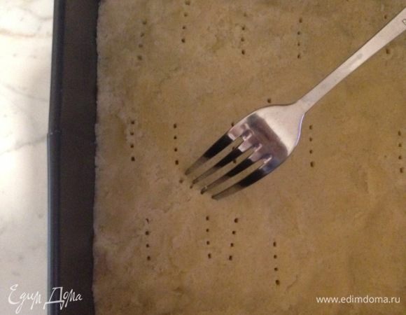 Выложить смесь в подготовленную форму и хорошо утрамбовать. Сделать наколы вилкой. Выпекать 10-12 минут.