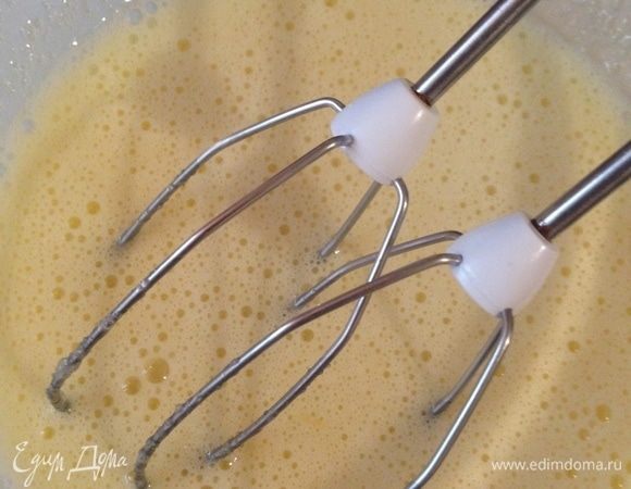 Пока основа выпекается, приготовить начинку. Снять цедру и отжать сок лимона. Взбить яйца с сахаром, добавить сливки и ванильный экстракт, затем не переставая взбивать влить лимонный сок. Добавить муку и хорошо перемешать.