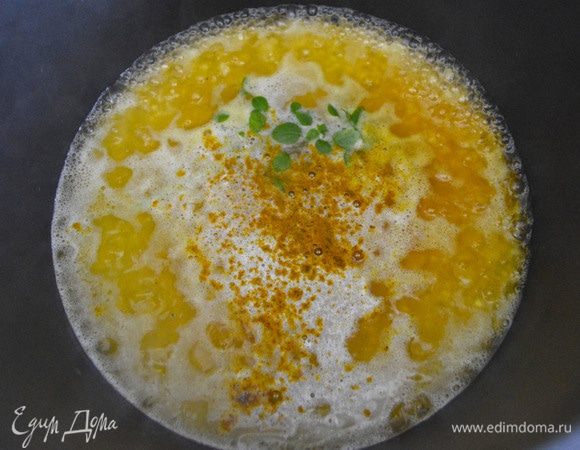 Приготовить рисОфарш.
Тщательно промыть рис Краснодарский ТМ «Националь». 
В кастрюле с толстым дном (или казане) вскипятить воду, засыпать рис, кусочек сливочного масла, соль, куркуму и веточку базилика — ее после приготовления риса нужно удалить.