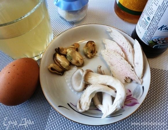 Подготовим продукты. Рыбный бульон сварим заранее. Для наполнения тяванмуси японцы берут кусочек курицы, грибы и креветки. Креветок у меня, к сожалению, не было и я взяла мидии. Курица у меня была вареная. И только грибы я приготовила по рецепту. В оригинальном рецепте кусочки курицы, грибы и креветки по отдельности нужно залить кипятком и оставить на 1 минуту.