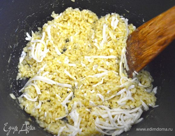 В горячий рис быстро вмешать сыр.
Кстати, моцарелла в классическом прочтении отсутствует, ее роль выполняет пармезан (кто любит его вкус, замените).