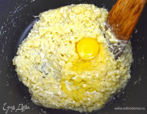 В рисОфарш тщательно вбить яйцо, после чего убрать его в холод.