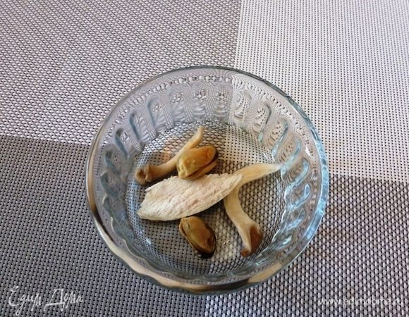 В формочки (мисочки, чашки) положить по кусочку курицы, по креветке (у меня мидии) и по вешенке. Зальем яично-бульонной смесью.