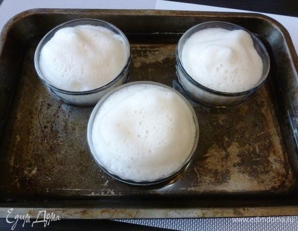 В глубокий противень налить горячую воду, поставить формочки и запечь при температуре 200°С 30 минут. Можно приготовить в пароварке.