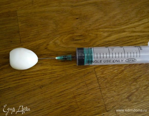 При помощи шприца ввести в яйцо соевый соус.
Для подсаливания начинки.
При желании можно было бы отварить их в этом соусе в течение 5 минут, но все же этим способом быстрее).