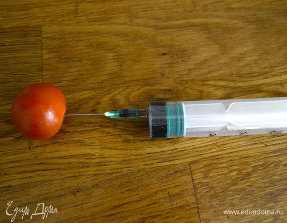 При помощи шприца ввести в черри соевый соус. 
Также для подсаливания начинки.