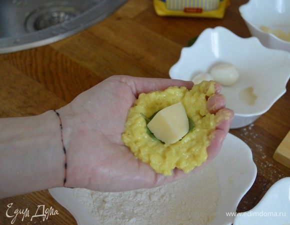 Смочить руки водой для исключения прилипания рисОфарша.
Взять столовую ложку рисОфарша, распластать его по ладошке, положить в центр одну из начинок: черри, перепелиное яйцо или кусочек моцареллы с ароматным базиликом.