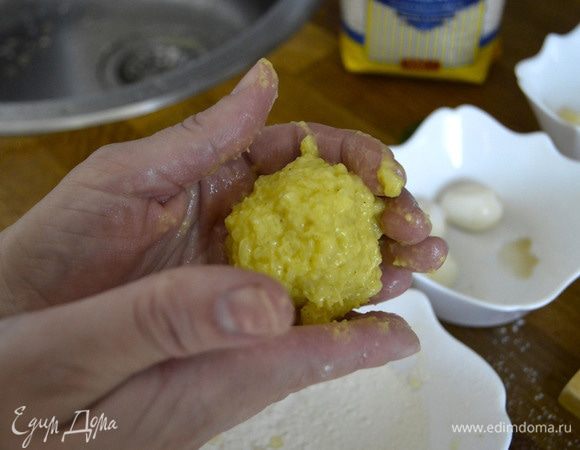 Создайте заготовку для аранчини — оберните начинку рисОфашем, придавая ему любимую форму (к примеру — шарик, пирамиду, кубик или ежика).