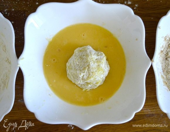 Обмакнуть заготовку для аранчини последовательно в муку, яйцо и панировочную смесь. 
Не оставлять заготовку в яйце во избежание размокания.
Перед панировочной смесью смочить руки водой.