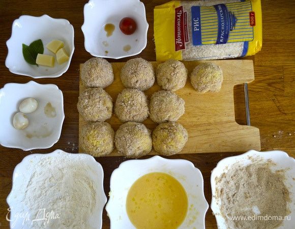 Заготовки для аранчини выложить на какую-либо транспортируемую поверхность (к примеру — на доску для резки) и убрать в морозильную камеру (морозилку) на 15 минут.