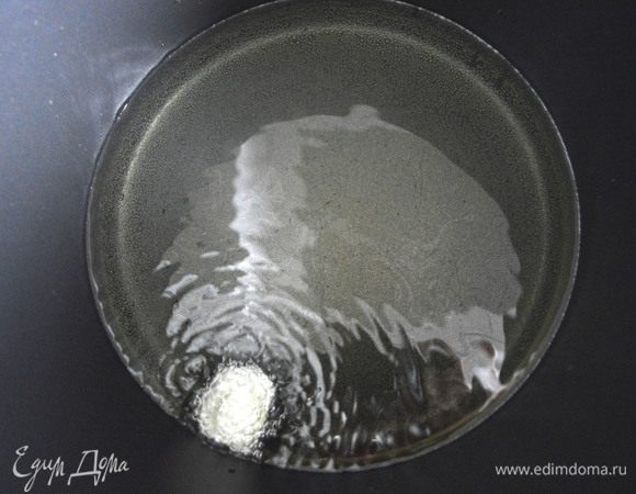 Разогреть растительное масло.
Провести тест готовности на кусочке лука: как только масло начинает активно шуршать и пузыриться — обжаривать можно.