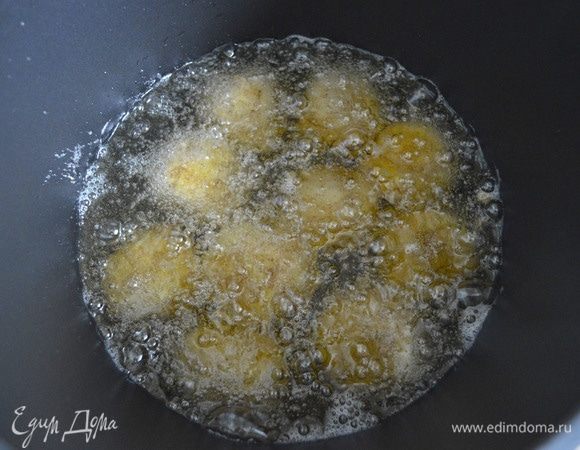 Обжарить аранчини до золотистого цвета.
