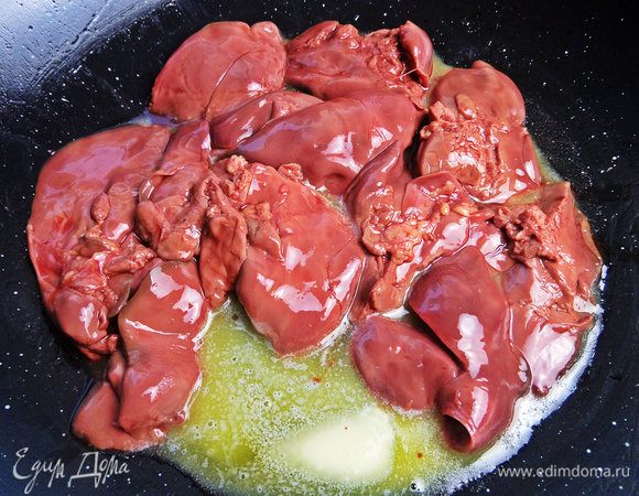 А пока готовим печенку. Очистить от жилок и жиринок. В сковороде вок растопить масло и перенести в него кусочки.