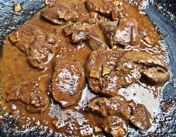 Тушить в сливках несколько минут.