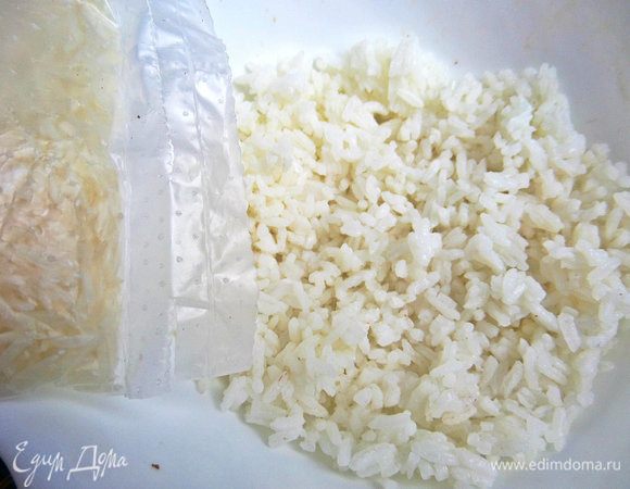 Отварить пакетик риса для быстроты. Он будет готовиться, пока жарится печенка.