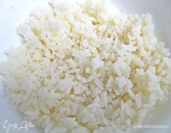 Высыпать готовый рис из пакетика.