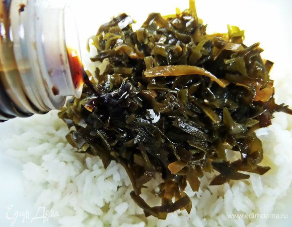 Переложить ее к рису, влить бальзамик, кто любит. Готовый гарнир перемешать.