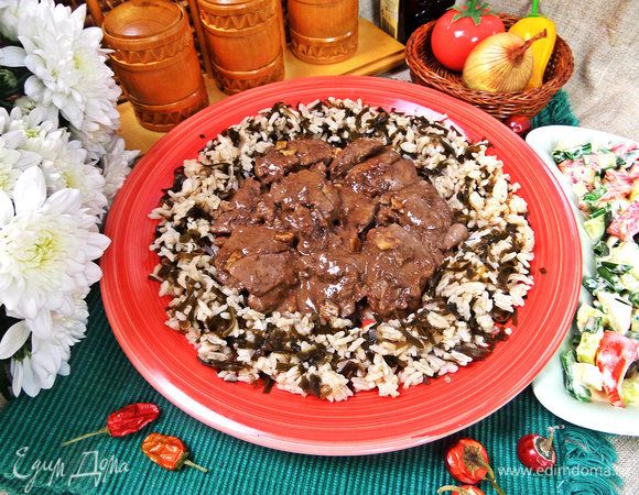 Выложить гарнир в виде кольца на общем блюде. В центр перенести печенку в сливках.