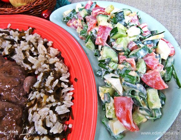 Также я подала простой, каждодневный салатик из огурца, помидора и зеленого лука.