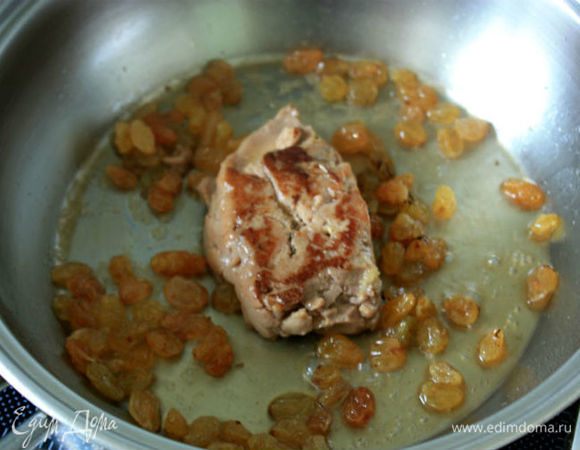 Добавить в сковороду смесь изюма с ликером и поджечь. Готовить, покачивая сковороду, пока не погаснет пламя. Все делается очень быстро, поэтому фото без пламени)