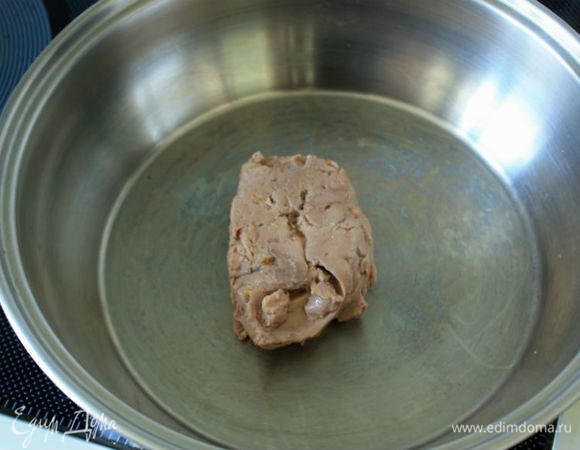 Нагреть сухую сковороду. Слить апельсиновый сок, куски печени аккуратно обсушить и выложить в сковороду. Готовить по 1 минуте с двух сторон. Пользуйтесь широкой лопаткой для переворачивания.