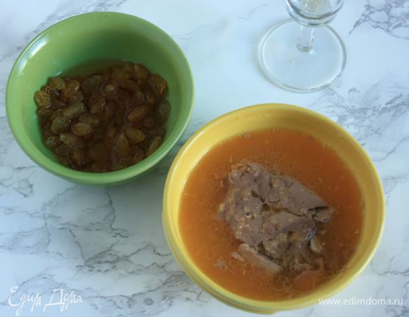 Пока готовится капуста, вынуть печень трески из банок (без масла), положить в миску и залить апельсиновым соком на 10 минут.

В маленькой миске соединить чистый изюм и ликер, отставить в сторону. Я готовила первый раз на пробу, поэтому взяла 1 кусок печени.