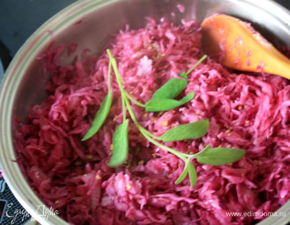 Затем добавить раздавленные в ступке зелёный перец и можжевеловые ягоды, веточку шалфея. Влить красное вино и тушить до готовности капусты или когда вино станет сиропообразным. Приправить солью и снять с огня.
