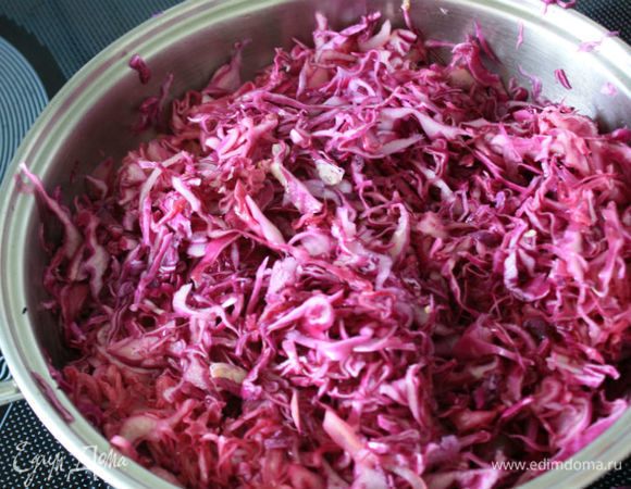 Переложить в сотейник нашинкованную капусту. Готовить около 15 минут, аккуратно перемешивая.
