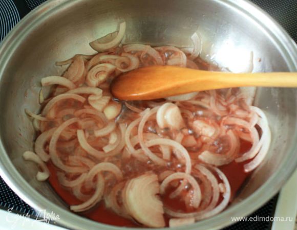 Добавить сначала нарезанный лук, перемешать, готовить 1–2 минуты.
