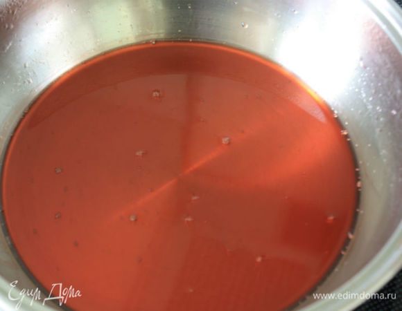 В глубоком сотейнике на маленьком огне смешать уксус и сахар, довести до кипения и выпаривать до состояния легкого сиропа. 