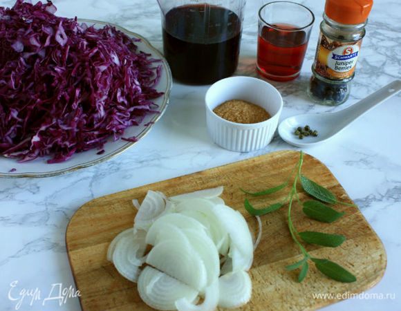 Подготовить необходимые продукты. Лук нарезать полукольцами, капусту нашинковать. Перец нужен зеленый горошком.