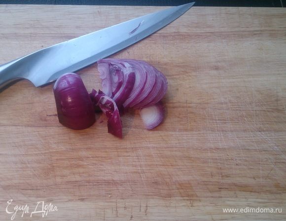 Нарезаем лук.