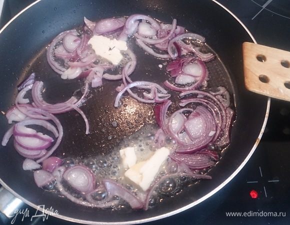 Обжариваем на сливочном масле.