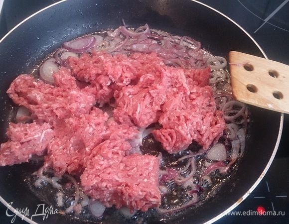 Добавляем говяжий фарш.