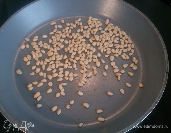 Кедровые орехи обжариваем на сухой сковородке буквально 3–4 минуты.