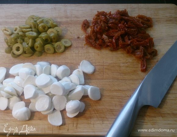 Нарезаем кольцами оливки, соломкой вяленые томаты, и мини-моцареллу просто пополам.