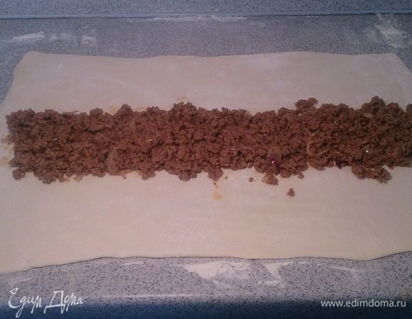 Выкладываем мясной фарш.