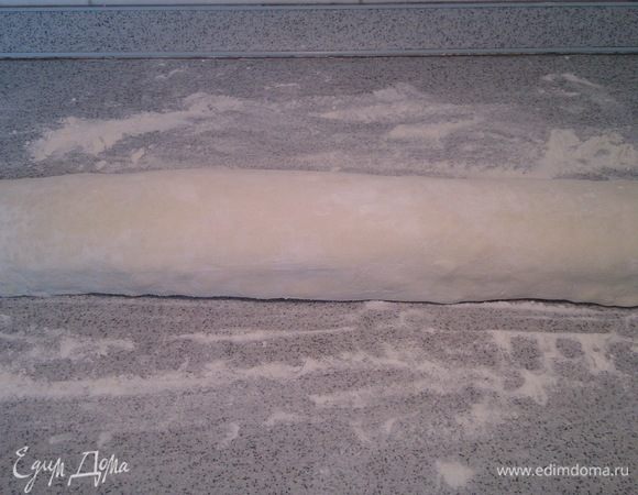 Аккуратно сворачиваем в рулет.