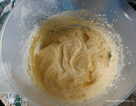Когда начала замешивать тесто, забыла сфотографировать:) Отделим желтки от белков. Белки пока отставим в сторону, а в емкость с желтками добавим сахар и взобьем до бела. Затем добавим сливочное масло, слегка размягченное, и размешаем. Получилось то, что на фото!
 Дальше все процессы уже с фото:)